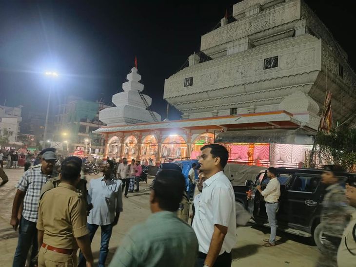 कटिहार में दुर्गा पूजा की सुरक्षा पर प्रशासन अलर्ट:डीएम-एसपी ने पूजा पंडालों का लिया जायजा, पंडालों से हटेंगे पुराने बिजली के तार