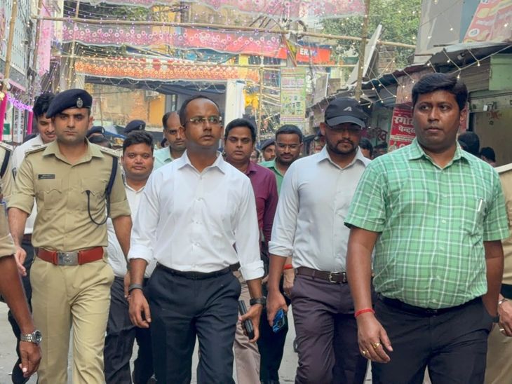 नवादा- दुर्गापूजा को लेकर DM-SP ने किया फ्लैग मार्च:समाहरणालय से स्टेशन रोड तक निकले अधिकारी; सोशल मीडिया पर अफवाह फैलाने वालों पर होगी कार्रवाई
