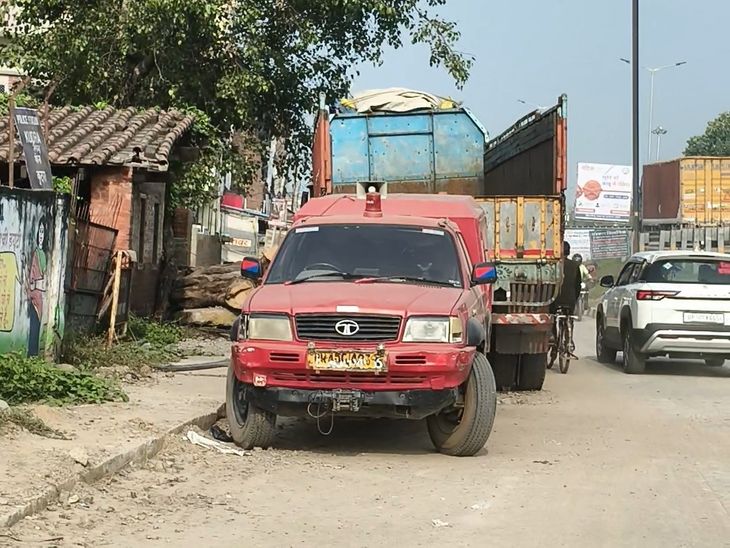 कुदरा थाने के पास फुटपाथ पर जब्त ट्रक खड़ा:कैमूर में पैदल चलने वालों का रास्ता बंद, पहले भी हो चुकी है मौत