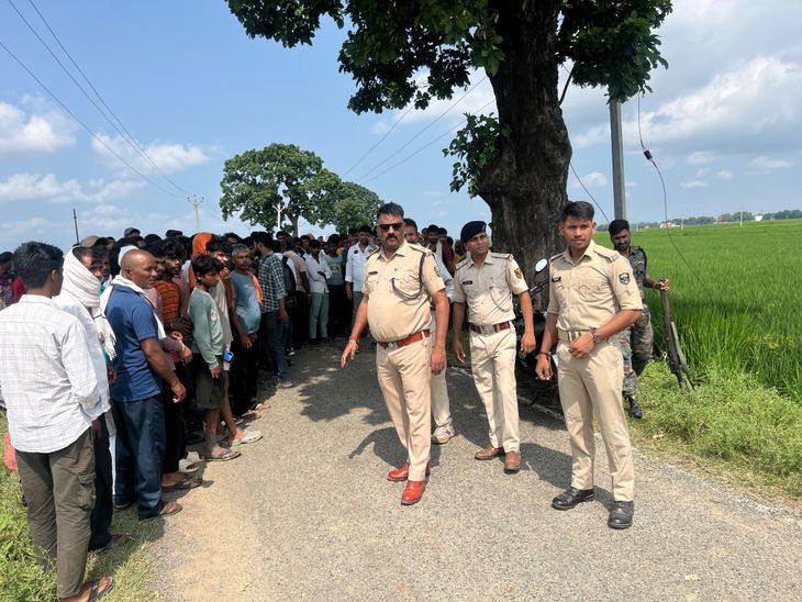 बक्सर में सड़क किनारे मिला युवक का शव:कनपटी के पास गोली मारने की आशंका, शव से 200 मीटर दूर मिला चप्पल
