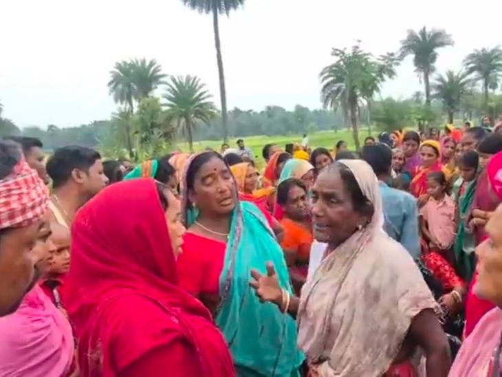 टूटे बिजली तार की चपेट में आए ससुर-बहू, मौत:गोड्‌डा में ग्रामीणों ने बिजली विभाग पर लापरवाही का लगाया आरोप