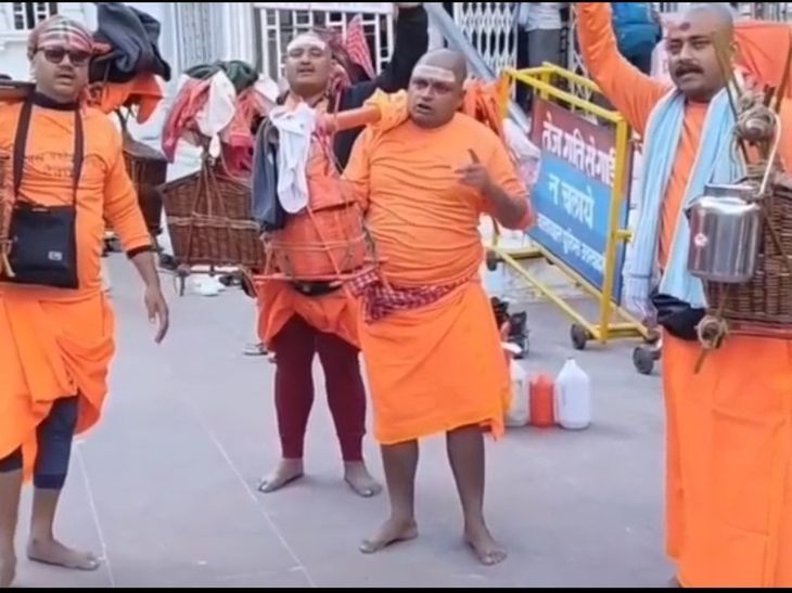 18 तीर्थ पुरोहितों ने गंगोत्री से कांवर यात्रा शुरू की:देवघर तक 1800 किमी नंगे पांव चलेंगे, जनवरी के अंतिम सप्ताह में पहुंचने का लक्ष्य