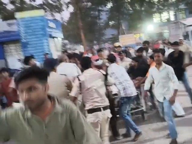 कैमूर में लोगों ने घेरकर युवक को चाकू से गोदा:अपहरण कर हत्या, जूते खरीदने आया था; ग्रामीणों ने शव रख लगाया जाम