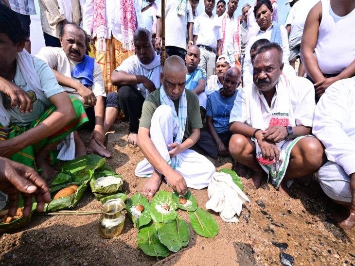 नेमरा से मां का अस्थि कलश लेकर रजरप्पा पहुंचे मुख्यमंत्री:दामोदर-भैरवी संगम के जाडंग बाहा तुपुनाई घाट पर विसर्जित की, ग्रामीणों के बीच वस्त्र बांटे
