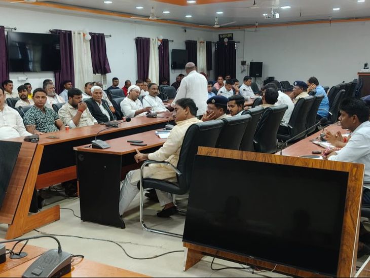पूजा पंडालों में 20 ट्रेंड स्वयंसेवकों की तैनाती अनिवार्य:दुर्गा पूजा और दशहरा को लेकर शांति समिति की बैठक; रात 10 बजे के बाद लाउडस्पीकर बजाने पर रोक