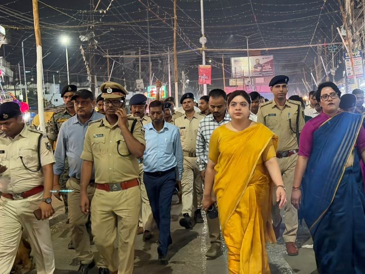 दुर्गा पूजा को लेकर डीएम-एसपी ने निकाला फ्लैग मार्च:रमेश चौक से शहर के प्रमुख मार्गों से गुजरे अधिकारी, संवेदनशील स्थलों पर दंडाधिकारी तैनात