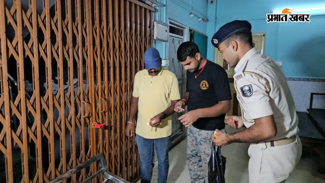 Watch Video:सदर अस्पताल में मौतों के बाद जमुई प्रशासन सख्त: जीपी पॉली क्लिनिक में 3 घंटे चली रेड, मरीजों को रेस्क्यू कर कराया भर्ती