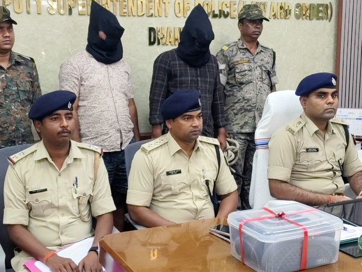 धनबाद में ATM कार्ड फंसाकर ठगी करने वाले दो गिरफ्तार:गलत हेल्पलाइन नंबर देकर कार्ड चुराया, ज्वेलरी-चप्पल की दुकानों से खरीदारी की