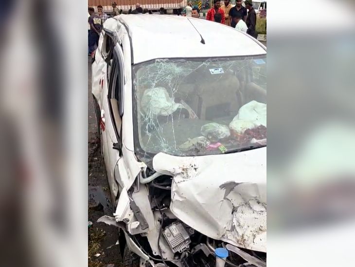 रामगढ़ में ट्रक के चकमा देने से दो गाड़ियां टकराईं:श्रीराम चौक पर हुआ हादसा, 8 लोग घायल; सभी को भेजा गया सदर अस्पताल