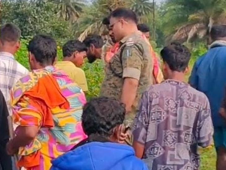 दुमका में नौवीं की छात्रा का शव मिला:झाड़ियों से बरामद की गई लाश, दुष्कर्म के बाद हत्या की आशंका; पुलिस जांच में जुटी