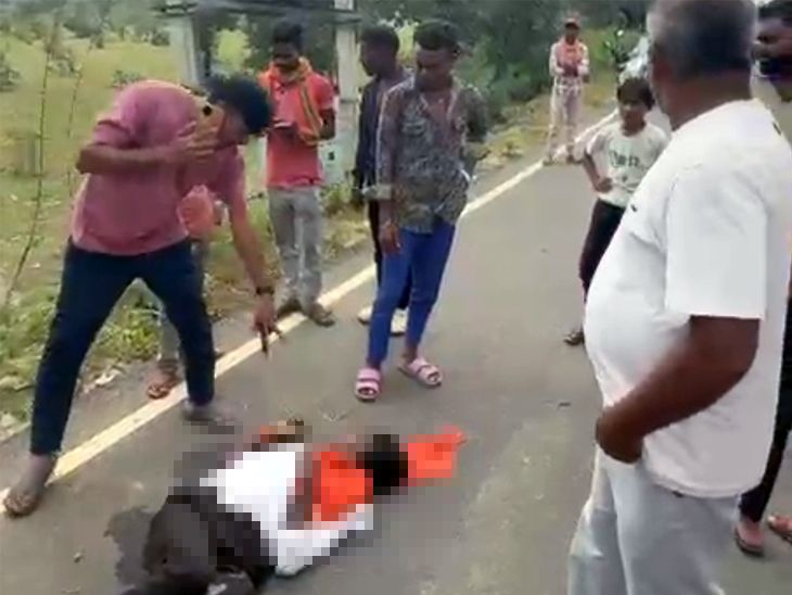 तेज रफ्तार बाइक पेड़ से टकराई, एक युवक की मौत:हादसे में दो गंभीर रूप से जख्मी, रिश्तेदार के घर से लौट रहे थे तीनों दोस्त