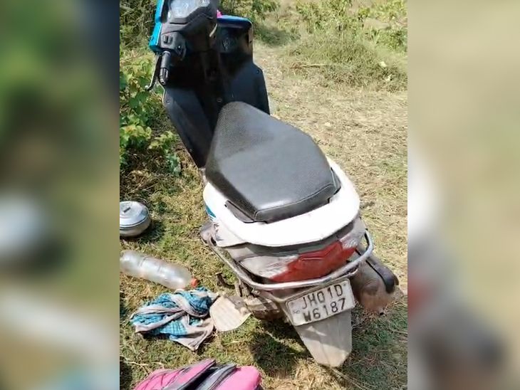 नावाडीह जंगल में बम ब्लास्ट से 3 जानवरों की मौत:शिकारियों के भागने के बाद स्कूटी और सामान बरामद, पुलिस-वन विभाग जांच में जुटे