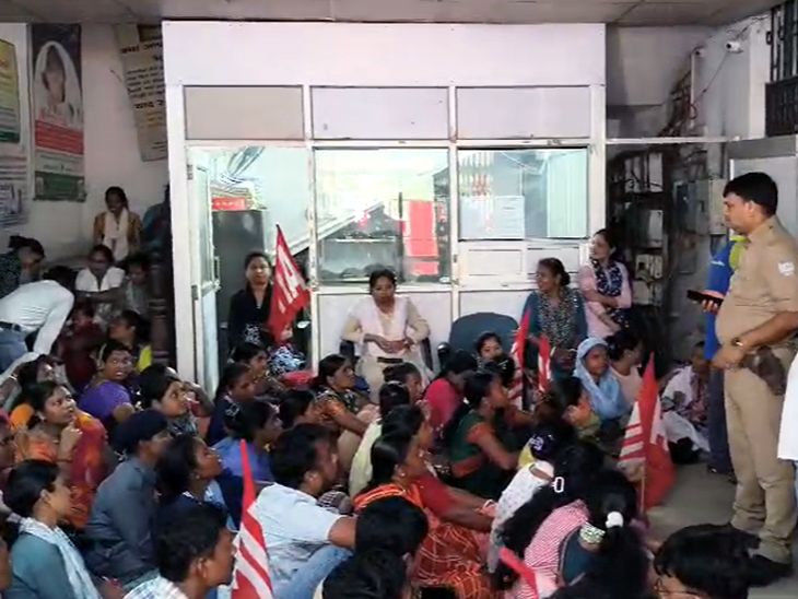 बोकारो में वेतन नहीं मिलने पर स्वास्थ्य कर्मियों का प्रदर्शन:सिविल सर्जन ऑफिस में जड़ा ताला, कर्मियों को दो दिन में भुगतान का आश्वासन