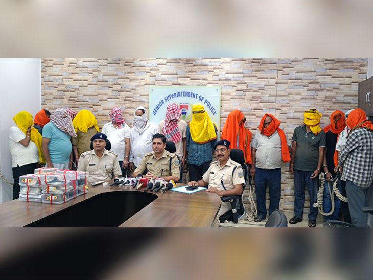 जमशेदपुर में जुआ खेलते 15 लोग गिरफ्तार:बिरसानगर के प्रकाश नगर में एक मकान से 7.67 लाख कैश और 16 मोबाइल फोन जब्त
