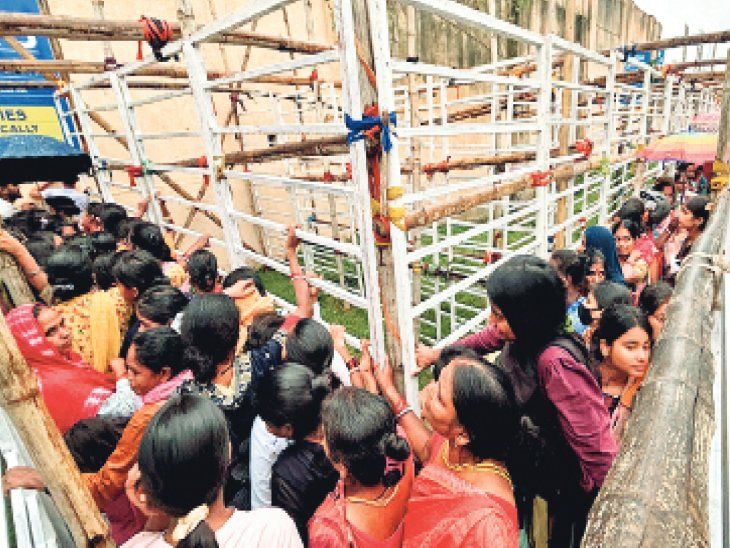 झमाझम बारिश में भी काउंटर पर उमड़ी भीड़:भारत और वेस्टइंडीज की टीम रांची पहुंचेंगी, आज भी ऑनलाइन मिलेंगे टिकट