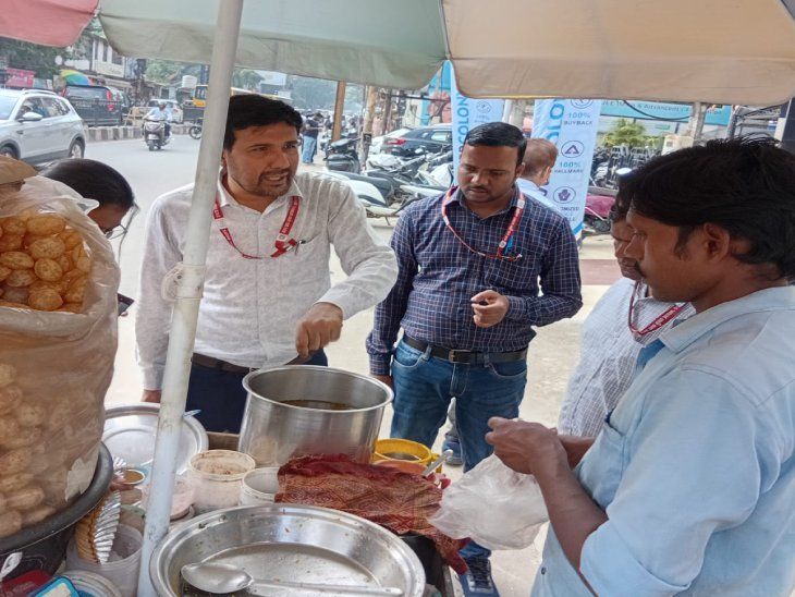 ठेला, खोमचा, जूस, मिठाई दुकान, रेस्टोरेंट की जांच:लालपुर में केमिकल मिला चाट बेचते धराए खोमचे वाले