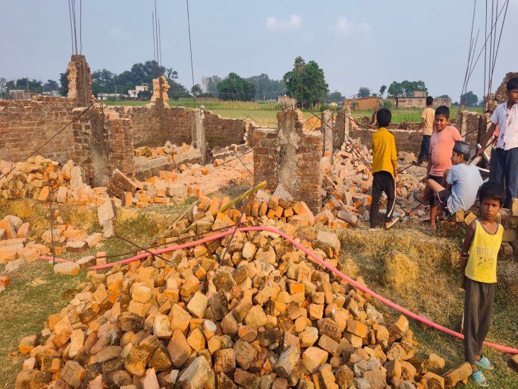 मांडर में पूर्व सैनिक के घर पर हमला:भीड़ ने मुड़मा जतरा स्थल के पास निर्माणाधीन मकान तोड़ा