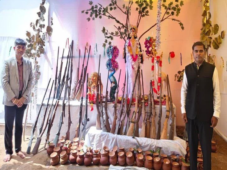 वन्यजीवों के संरक्षण के लिए ग्रामीणों ने पहल:पीटीआर : 25 गांवों के लोगों ने वन देवी के सामने जमा कीं 31 बंदूकें