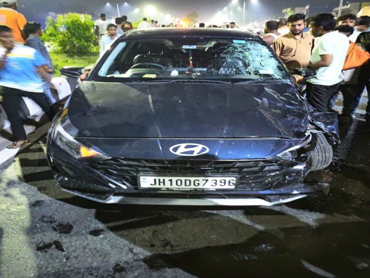 नशे में कार चालक ने बाइक को ठोका:मां की मौत, दे बेटे-भाई जख्मी; बरवाअड्डा में भीड़ ने कार सवार को पकड़ कर पुलिस को सौंपा