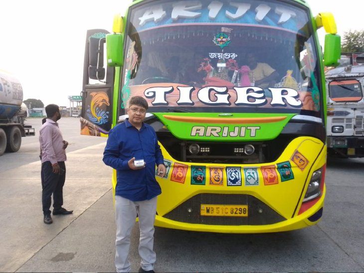 पश्चिम बंगाल की टूरिस्ट बस की जांच के दौरान विवाद:वाहनों की जांच के दौरान परिवहन विभाग की टीम पर हमला, डीटीओ-एमवीआई से मारपीट,