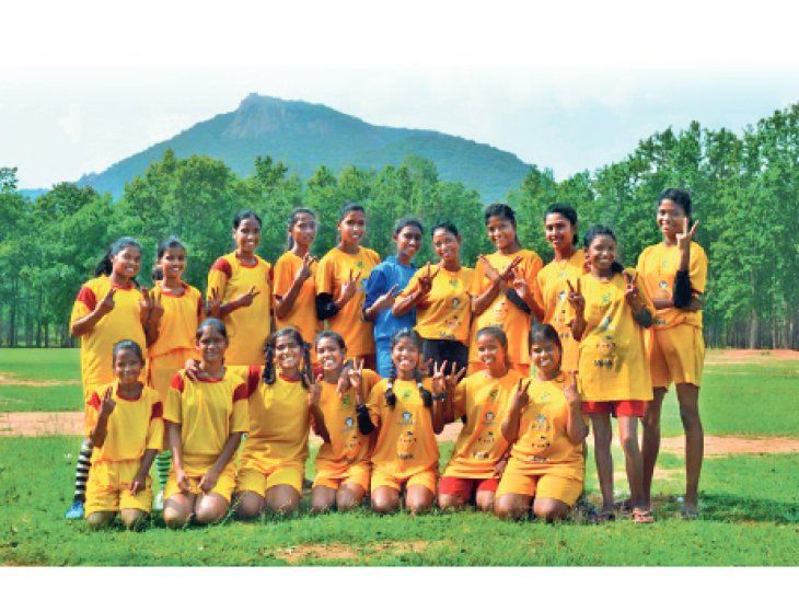 हजारीबाग में फुटबॉल ने रोके बाल विवाह:जिस गेंद को छूने पर बेटियों को मार पड़ती थी, अब ग्रेजुएशन से पहले शादी नहीं करने की ली शपथ