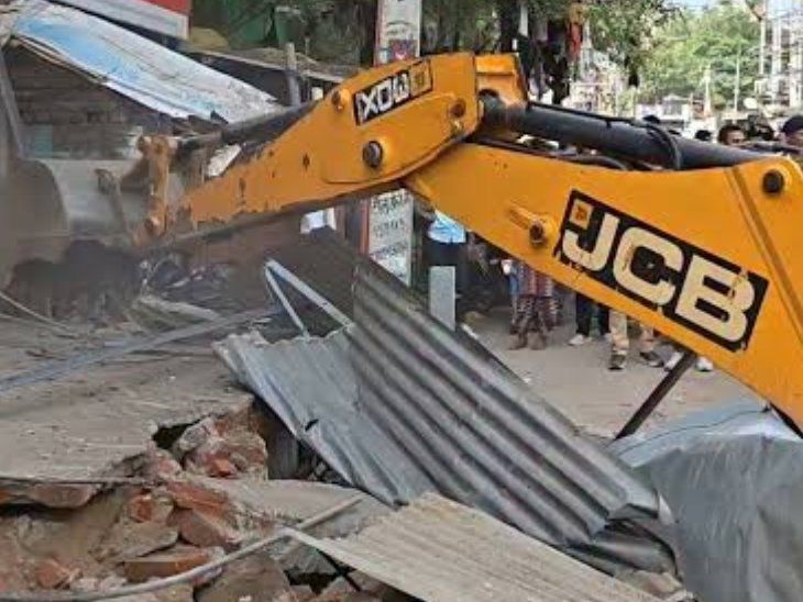 कर्बला चौक-बहुबाजार मार्ग पर बुलडोजर चला:इंफोर्समेंट टीम को स्थानीय स्तर पर तीखे विरोध का सामना करना पड़ा, 14 अवैध दुकानें हटाई