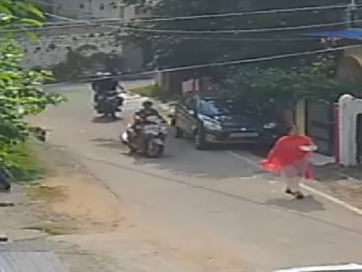 घर के दरवाजे पर महिला का गला दबाया:राशन लेकर लौट रही महिला का कांके से कर रहा था पीछा, चेन झपट कर स्नैचर फरार