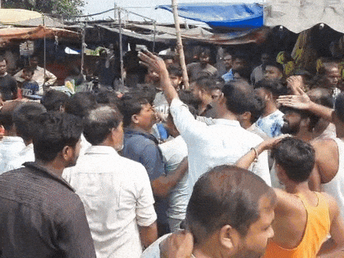 औरंगाबाद- सब्जी का ठेला लगाने को लेकर भिड़े दो पक्ष:45 मिनट तक बाजार में बवाल, आसपास के दुकानदारों ने शांत कराया मामला
