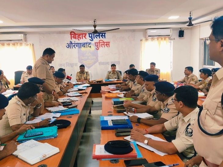 बैंक-एटीएम और सीएसपी केंद्रों के पास गश्ती होगी:रात में संदिग्धों के भी जांच के निर्देश, औरंगाबाद में अपराध नियंत्रण को लेकर क्राइम मीटिंग