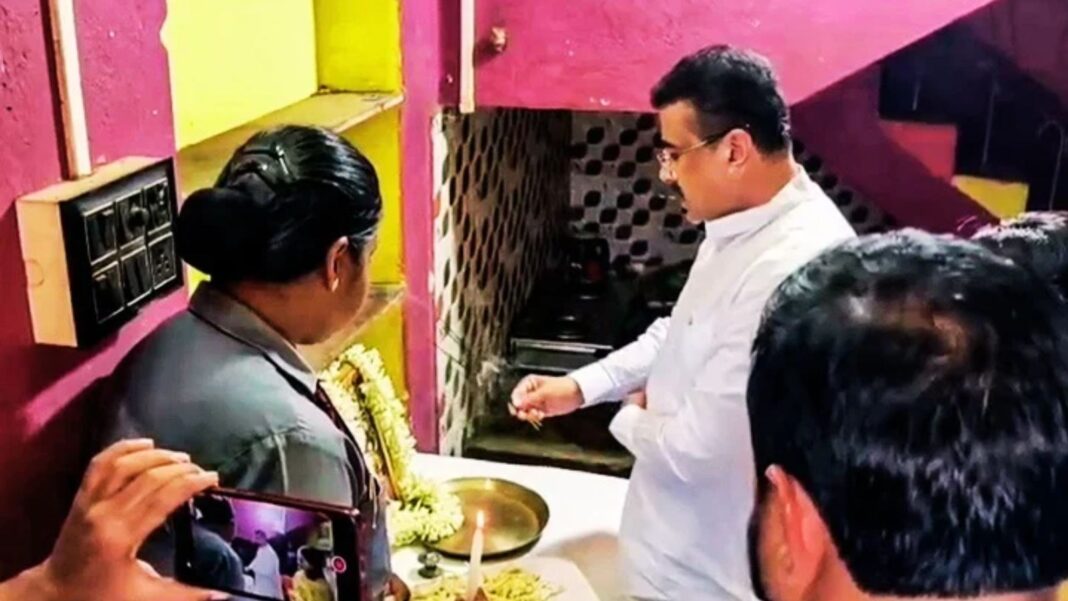 कोलकाता भगदड़ : 3 मृतकों के परिजनों से मिलने उनके घर पहुंचे शुभेंदु अधिकारी, 25-25 लाख के चेक सौंपे