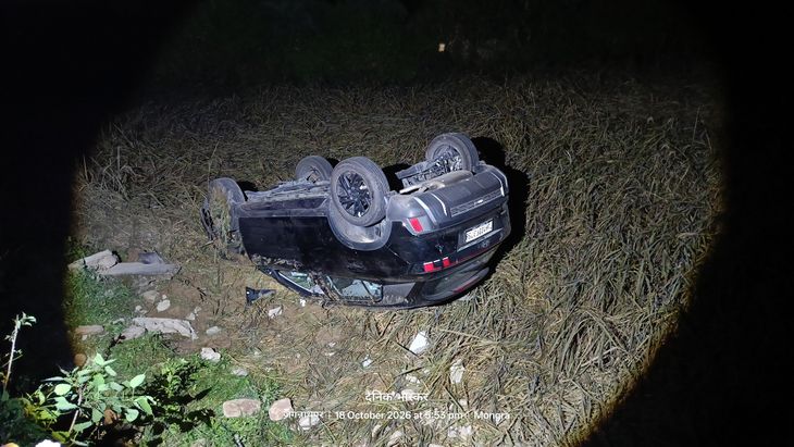 जगन्नाथपुर-सेरेंगसिया मार्ग पर 15 फीट नीचे खेत में पलटी कार, टाटा स्टील में कार्यरत महिला गंभीर रूप से घायल; माता-पिता व मासूम बेटी बाल-बाल बची