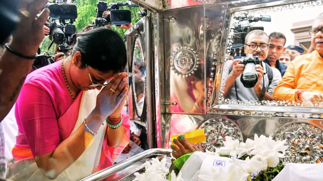 दुर्गा पूजा पंडाल में भगदड़ के बाद एक्शन में कोलकाता पुलिस, गिरीश पार्क के थाना प्रभारी हटाये गये