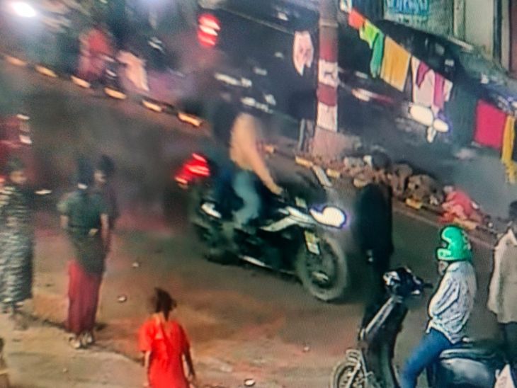 पटना में महिला के गले से चेन झपटकर बदमाश फरार:डिनर के बाद बेटे के साथ रेस्टोरेंट से निकली थी पीड़िता, वारदात के बाद बाइक सवार फरार