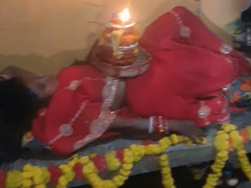 रामगढ़ की रूपा कीलों की सेज पर कर रही आराधना:पेट पर कलश स्थापित, 24 घंटे जलता रहता है दीप, अनुष्ठान का तीसरा साल